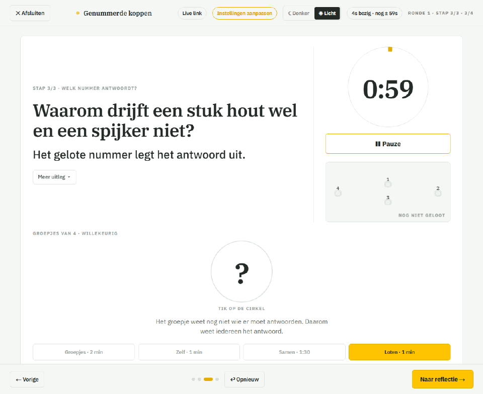 Genummerde koppen op het bord: de vraag «Waarom drijft een stuk hout wel en een spijker niet?», een timer die aftelt, en de loting waarin nummer 3 valt: «Nummer 3 staat op en legt het antwoord uit»